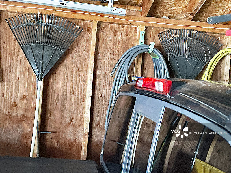 车库里的耙子和停放的卡车图片素材