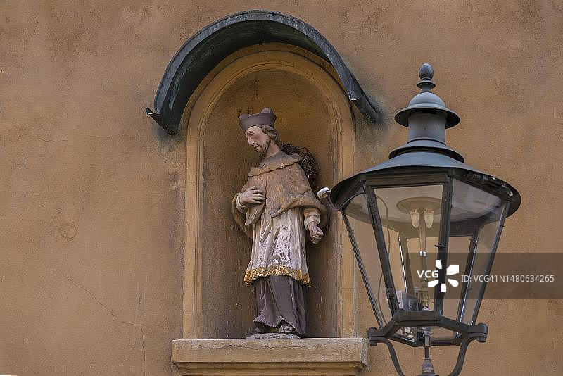 德国奥格斯堡雅各布·富格尔住宅区住宅壁龛中的圣内波穆克雕塑图片素材