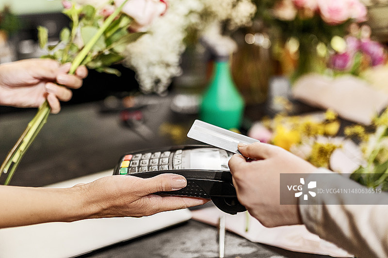 用信用卡购买鲜花图片素材