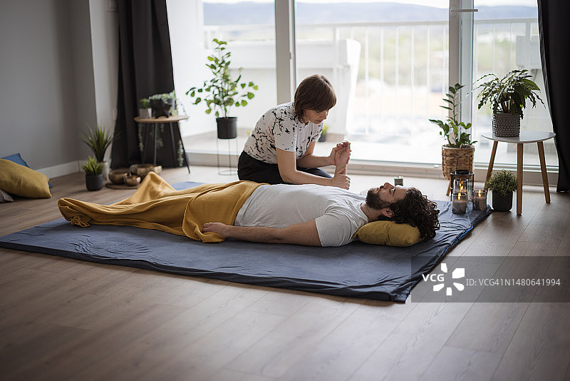 理疗师弯曲病人的手和肘部图片素材