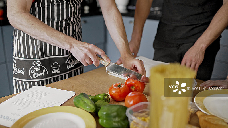 烹饪课上老师和学生一起切西红柿图片素材