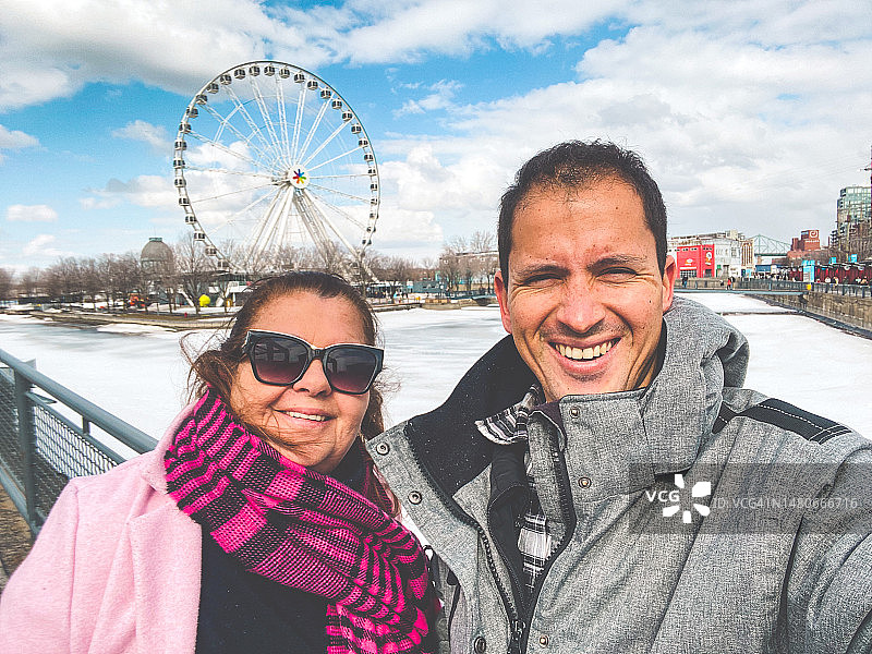 母亲和儿子在圣劳伦斯河边的自拍照图片素材