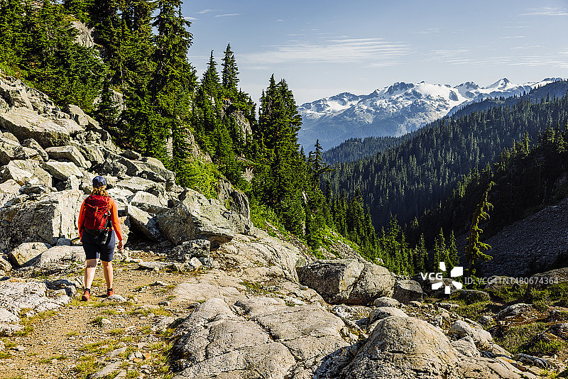 女士在山间小路上徒步旅行图片素材