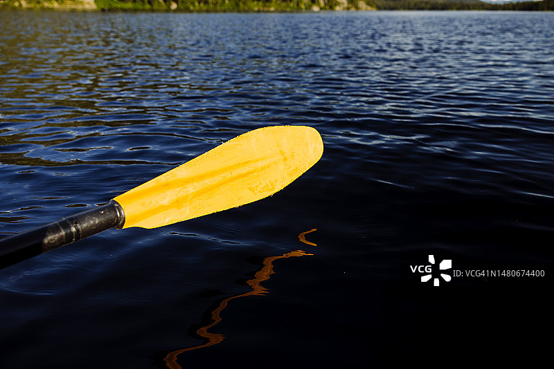 湖边独木舟桨特写图片素材