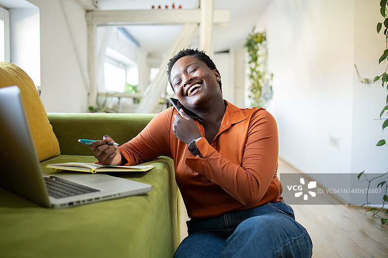 年轻时尚的女人在家里工作图片素材