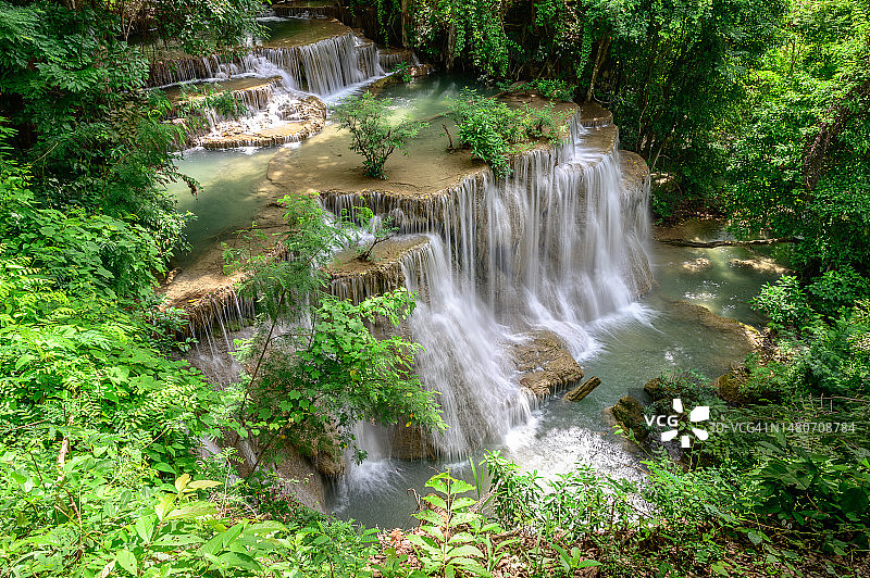 泰国北碧府爱侣湾国家公园华美卡明瀑布美景图片素材