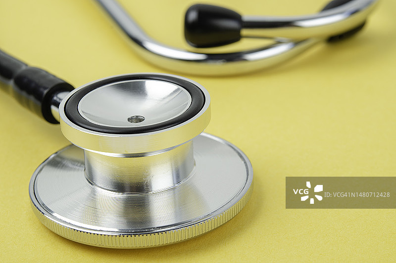 明亮黄色背景下的听诊器图片素材