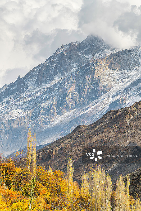巴基斯坦罕萨山谷秋景，河流与喀喇昆仑山脉图片素材