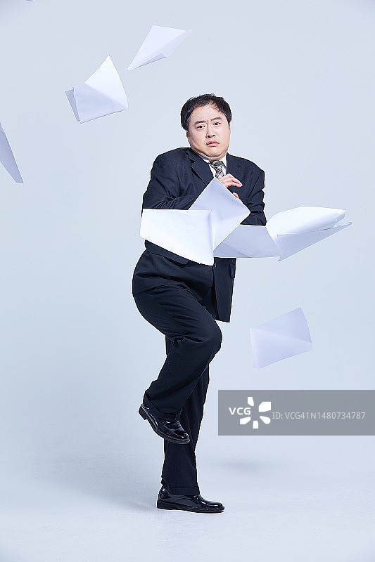 商人，中年男子，40多岁，白色，西装，畏缩图片素材