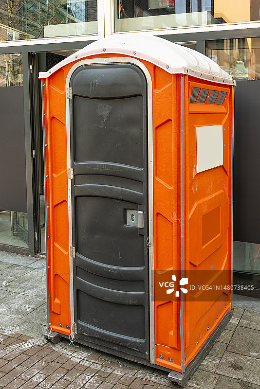 街上的黑橙色便携式厕所图片素材