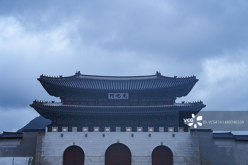 韩国光化门雨季上班路上的积水图片素材