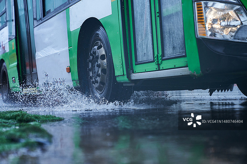 韩国雨季的上下班路图片素材