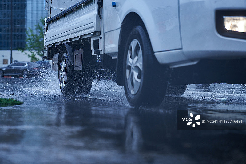 韩国雨季的上下班路图片素材