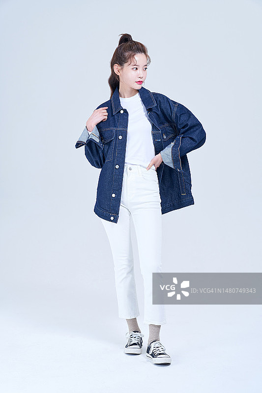 时尚：潮流日常穿搭，秋季牛仔夹克图片素材