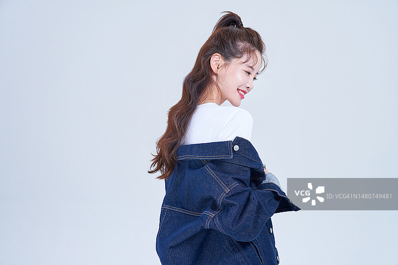 时尚秋季穿搭：牛仔夹克图片素材