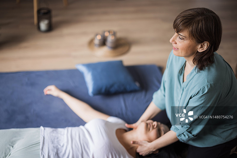 正在体验颈部指压按摩的女人图片素材