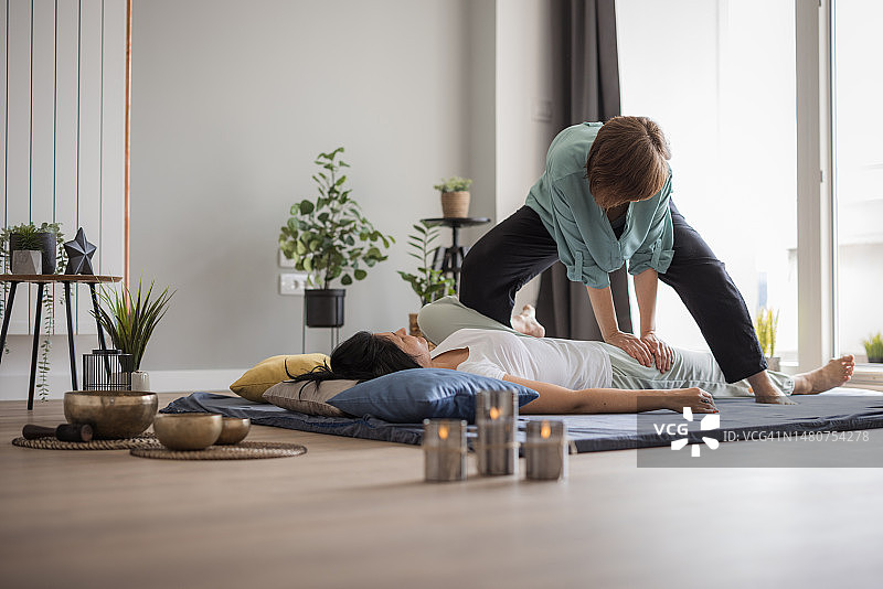 按摩师按压患者的腿图片素材