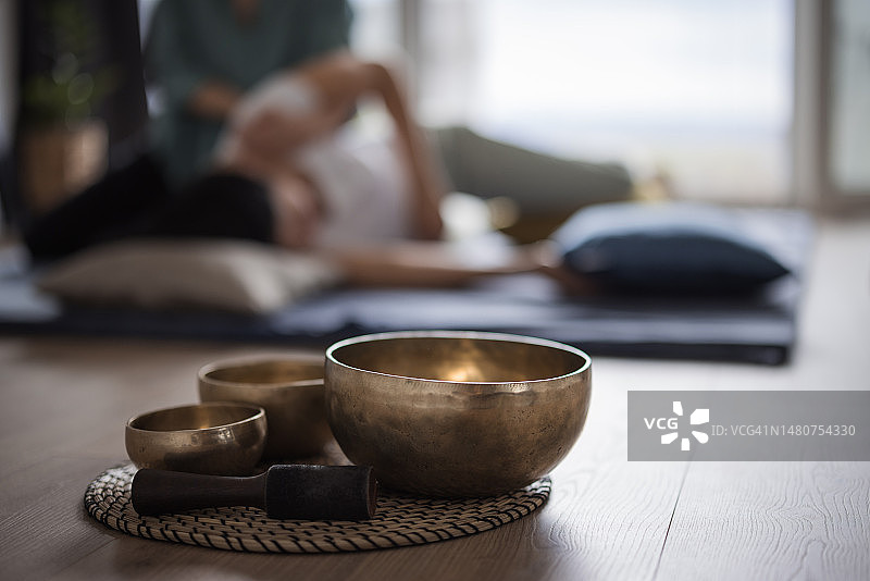 地板上的藏族颂钵图片素材