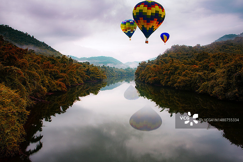仰视视角：热气球飞过蓝天图片素材