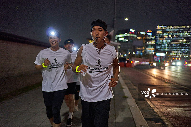 韩国夜跑：健康生活方式图片素材