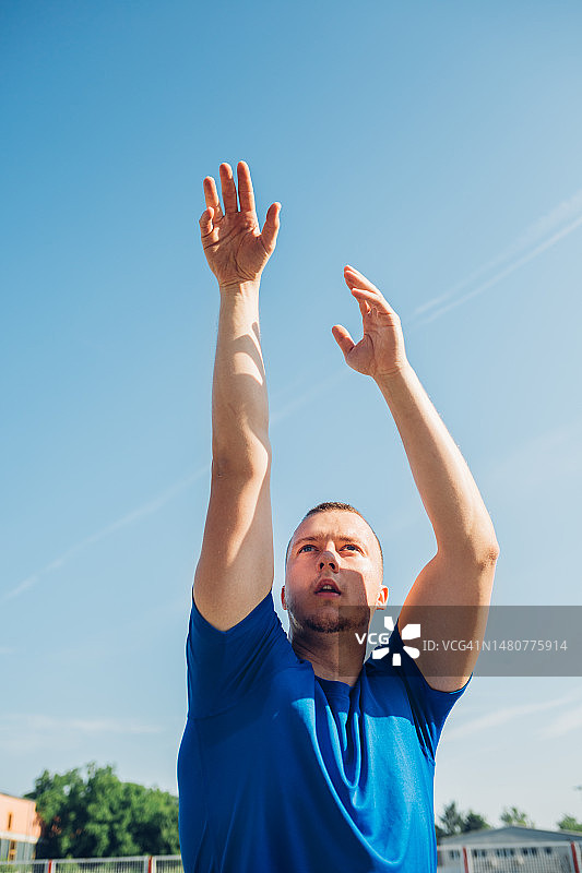 健壮男人投篮图片素材