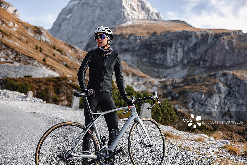 山区风景中自信的女自行车手图片素材