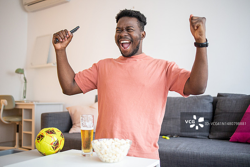 在家看球赛的年轻男人图片素材