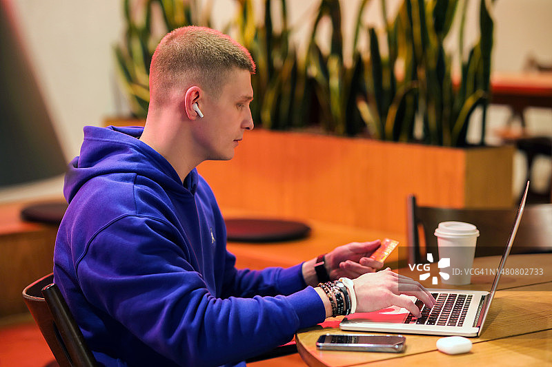 网上购物、信用卡使用、互联网购物、技术与人图片素材