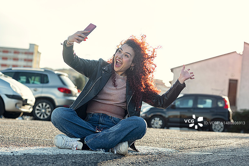年轻女子在户外自拍图片素材