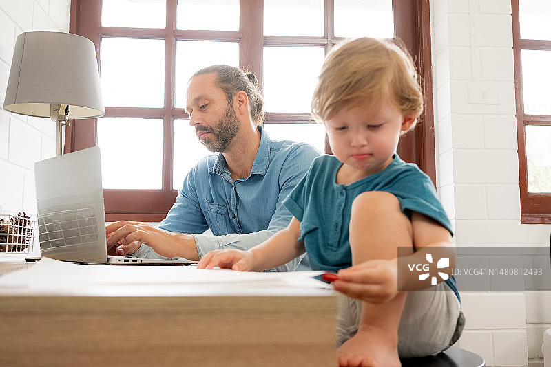 男人在家工作图片素材