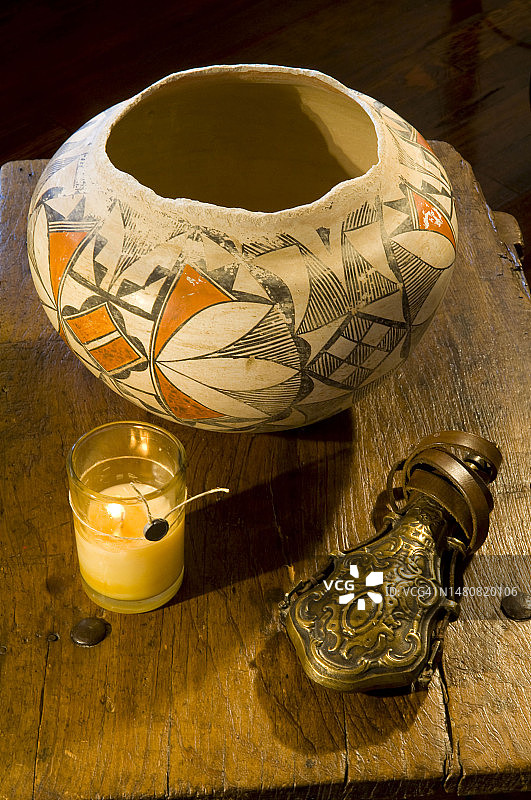 带有蜡烛和火药支架的陶瓷罐图片素材