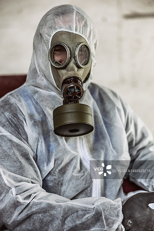 男人戴防毒面具穿防护服图片素材