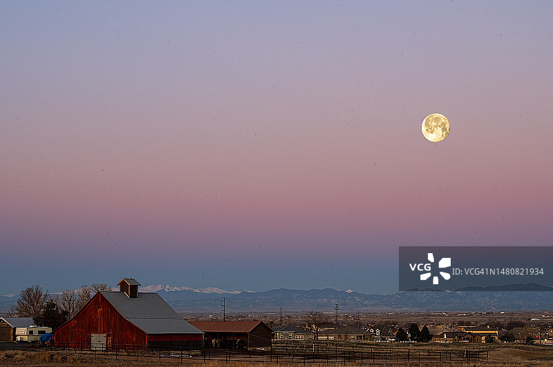 科罗拉多州韦尔德县的月落图片素材