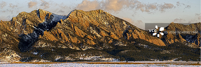 科罗拉多州博尔德市的熨斗山全景图片素材