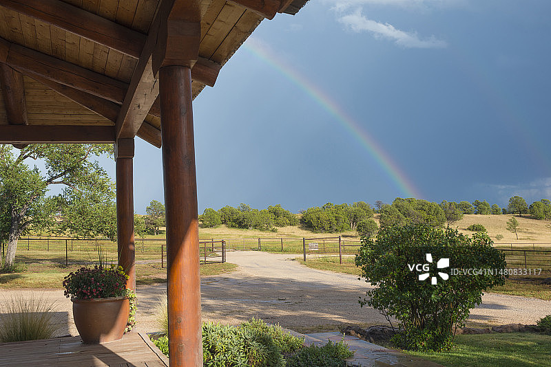 从带彩虹的门廊看到的景色图片素材