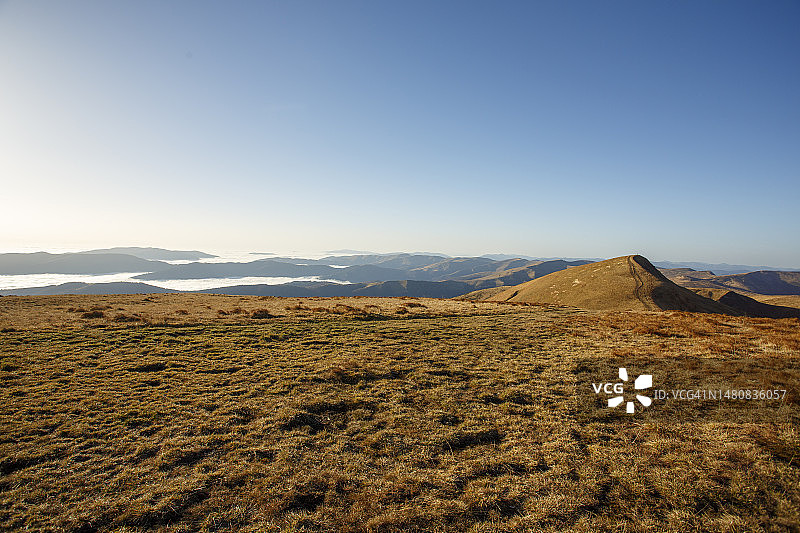 山谷中的云彩图片素材