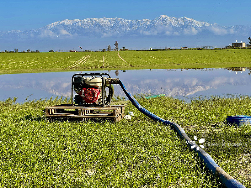 加利福尼亚州被洪水淹没的农田图片素材