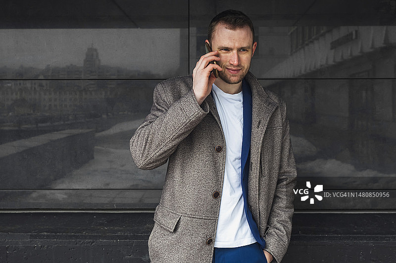 街头：身穿西装的商务人士正在通话图片素材