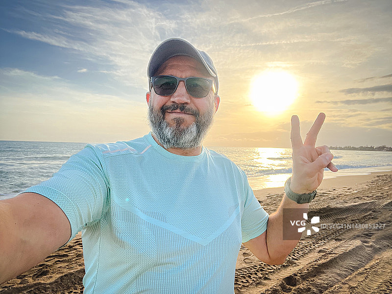 成熟成年男子旅行者图片素材