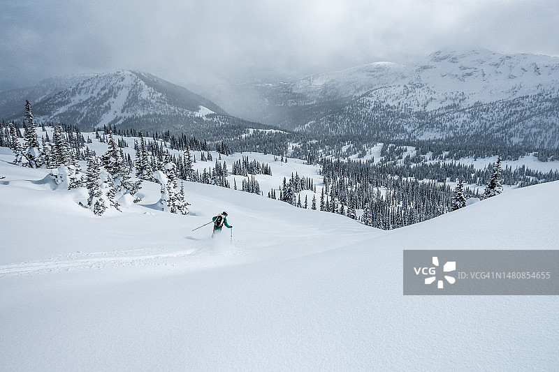 莫纳希山脉的偏远地区滑雪图片素材