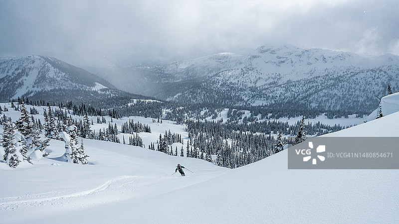 莫纳希山脉的偏远地区滑雪图片素材