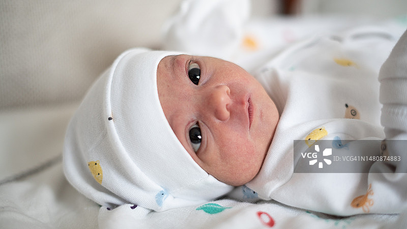 睁开眼睛看世界的可爱小宝宝图片素材