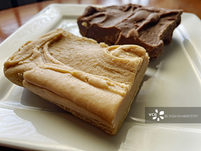 盘子里的花生酱和巧克力软糖图片素材