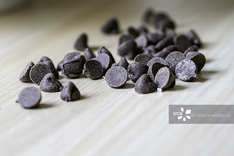 柜台上的黑巧克力片图片素材