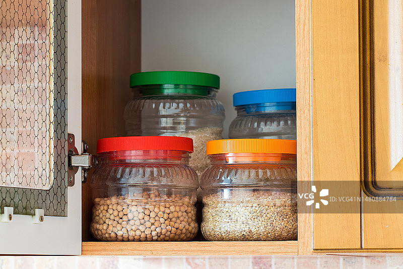 厨房塑料谷物罐。居家收纳特写图片素材