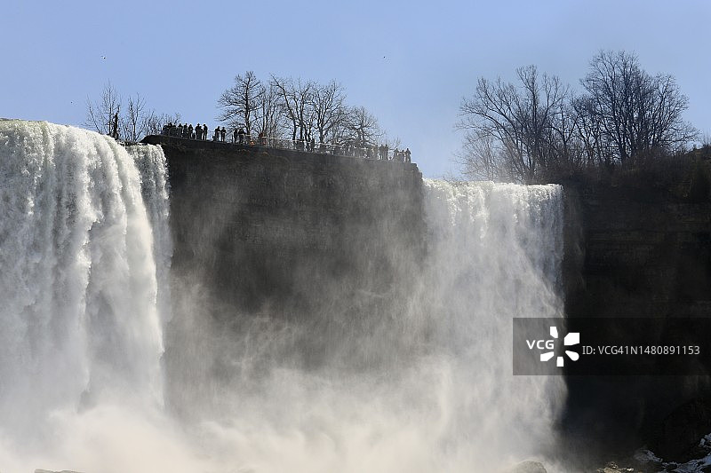 新娘面纱瀑布低角度视图图片素材