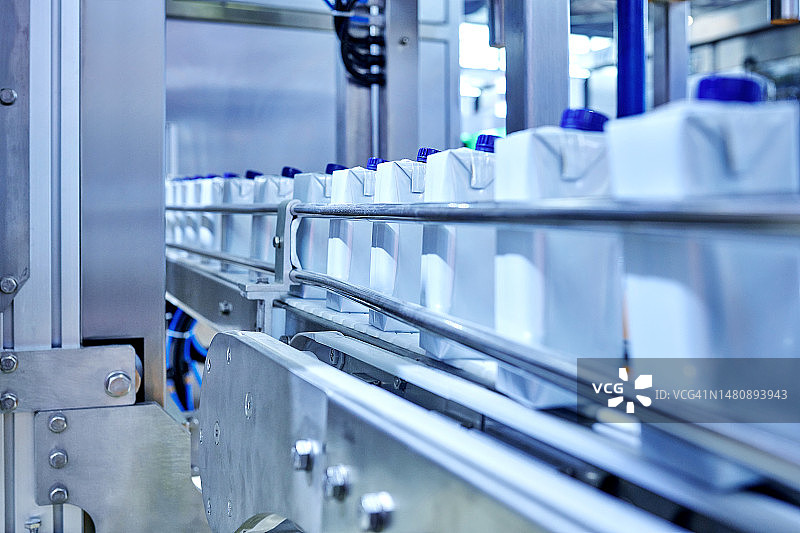 传送带上的空白牛奶盒和果汁盒图片素材