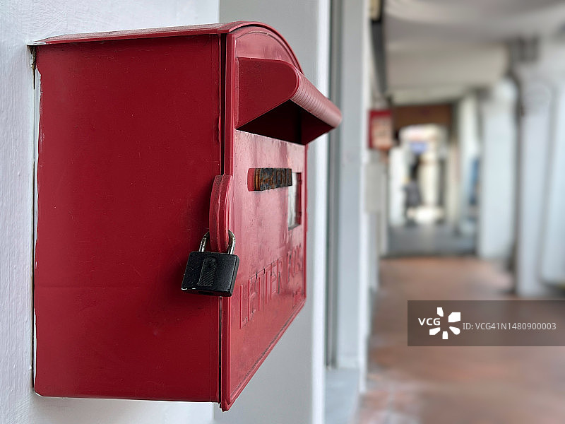 带挂锁的红色邮箱图片素材