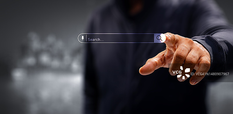商务人士使用互联网获取信息和浏览信息网络图片素材