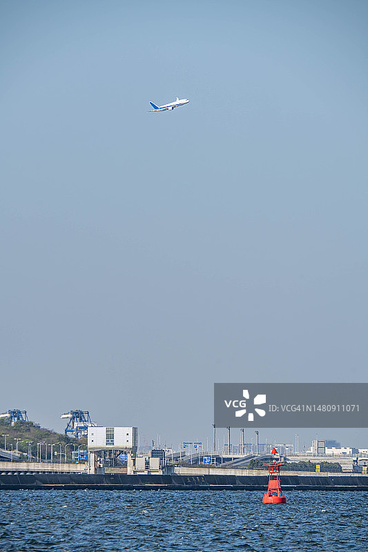 飞越日本东京海域的飞机图片素材